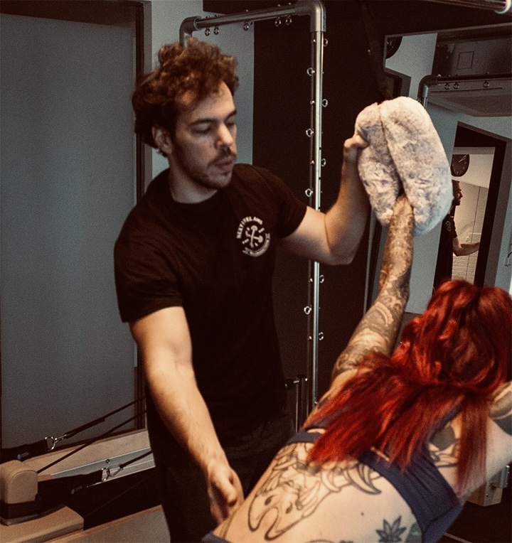 Harun instructor reformer Pilates group class at Next Level personal training in Amstelveen